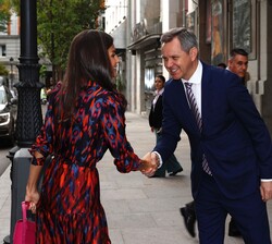 Su Majestad la Reina recibe el saludo del ministro de Sanidad, José Manuel Miñones